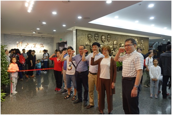 图3:新黄金城667733教工党员一起面对党旗庄严宣誓